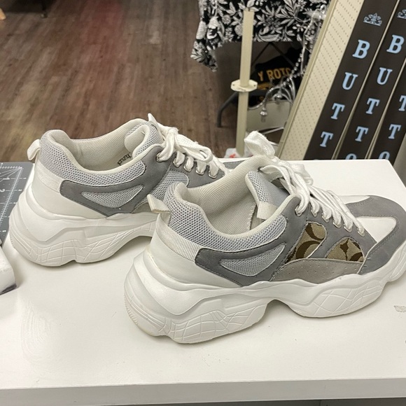 Chunky white sneakers with Coach pieces - Picture 8 of 9